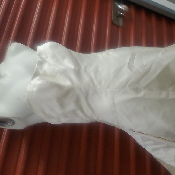 Vera Wang Dutchesse Wedding Dress size 8 Ivory Silk strapless Ball gown #2 - Picture 14 of 17